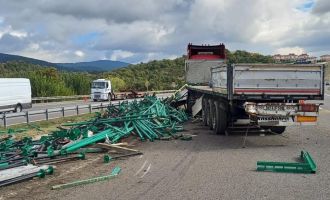TEM'de bariyerlere çarpan tırın dorsesindeki demir profiller yola saçıldı: 1 yaralı