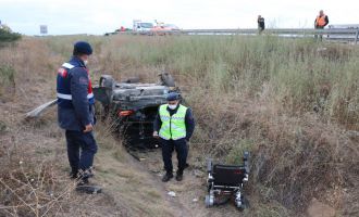 TEM’de bariyerleri parçalayan otomobil şarampole devrildi: 5 yaralı...