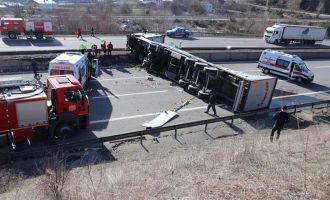 TEM’de devrilen tır yolu kapattı, kilometrelerce kuyruk oluştu