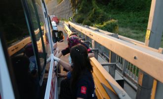 TEM’de hafif ticari araç tıra çarptı: 2 yaralı