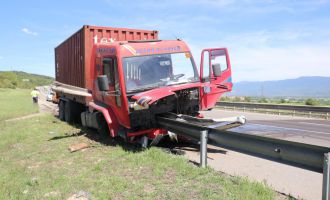 TEM’de kamyon bariyere ok gibi saplandı: 1 yaralı