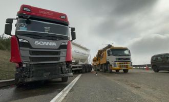 TEM'de karşı şeride geçen tanker ortalığı karıştırdı: 2 yaralı
