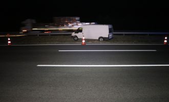 TEM’de kontrolden çıkan minibüs refüje uçtu: 2 yaralı