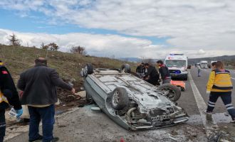 TEM'de kontrolden çıkan otomobil takla attı: 1'i ağır 4 yaralı