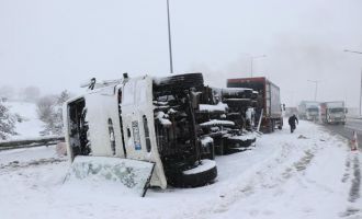 TEM'de korona virüs test kiti taşıyan kamyon devrildi: 1 yaralı