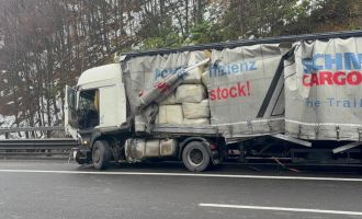 TEM'de makaslayan tır trafiği durdurdu...