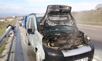 TEM’de motor kısmı yanan hafif ticari araç kullanılamaz hale geldi