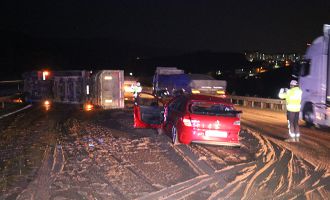 TEM’de önündeki otomobile çarpan gübre yüklü kamyon devrildi