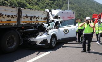 TEM’de otomobil tıra ok gibi saplandı: 2 ölü 1 yaralı