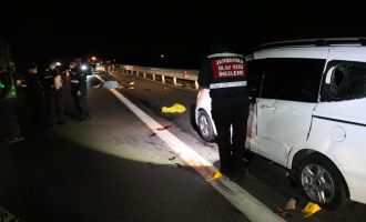 TEM’de patlayan lastiği değiştiren 2 kişiye kamyonet çarptı: 1 ölü, 2 yaralı