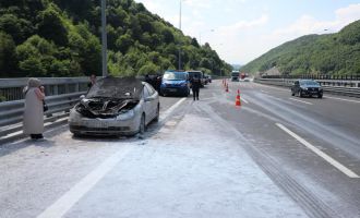 TEM’de seyir halindeyken yanan otomobil kullanılamaz hale geldi