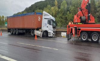 TEM'de tır bariyerlere çarptı: 1 yaralı....