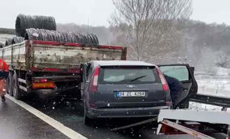TEM’de tıra çarpan otomobil sürücüsü yaralandı.....
