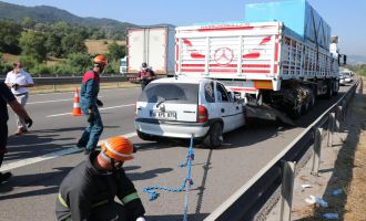 TEM’de tıra çarpan otomobildeki 2 kişi hayatını kaybetti