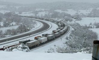 TEM'de trafik durdu, maddi hasarlı kazalar yüzünden yol tıkandı