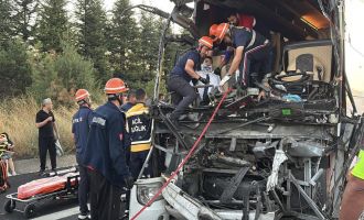 TEM’de yolcu otobüsü ile soğan yüklü kamyon çarpıştı: 1 ölü, 10 yaralı