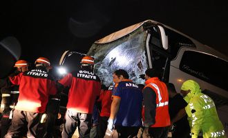 TEM’de, yolcu otobüsü tıra çarptı: 37 yaralı