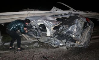 TEM’deki feci kazada hurdaya dönen araçtan sağ kurtuldular....