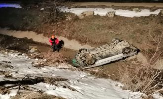 Ters dönen otomobilde sıkışan sürücü aracın kapısı kesilerek kurtarıldı