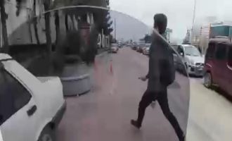 Ters yola giren motosiklet yayaya çarptı: Yaya, ‘Pardon abi’ dedi