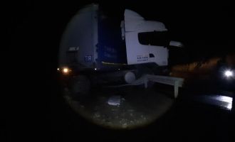 Tır makasladı, bariyerlere çarparak durabildi: 1 yaralı