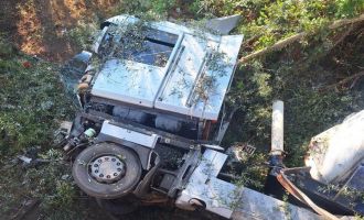 Tır uçuruma yuvarlandı: 1 yaralı..