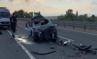 Tıra arkadan çarpan otomobil hurdaya döndü: 2 ölü, 1 yaralı