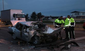 TIR'a arkadan çarpan otomobil paramparça oldu: 1 ölü