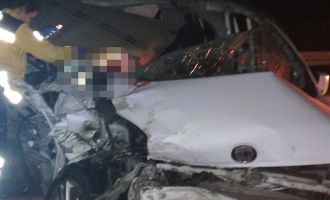 Tıra çarpan hafif ticari araçta bulunan 1 kişi öldü, 2 kişi yaralandı