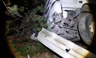 Tırın uçurumdan yuvarlanmasını dorsesi engelledi: 1 yaralı