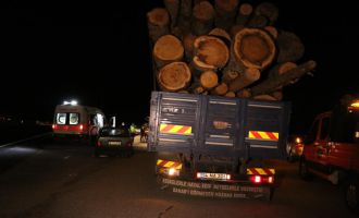 Tomruk yüklü kamyona çarpan otomobil hurdaya döndü: 1 yaralı