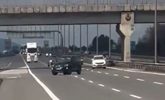 Trafikte geri geri giden sürücü tehlike saçtı: 20 bin lira ceza kesildi