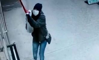 Türk bayrağına saldıran kadın hastanede gözlem altına alındı