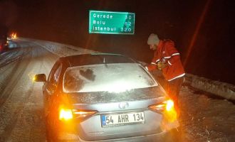 Türk Kızılay kar yağışı nedeniyle yolda kalan vatandaşları yalnız bırakmadı