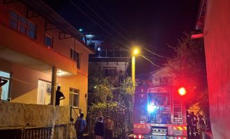 Üç katlı evde yangın paniği: Elektrik kablolarının kıvılcımları az kalsın evi yakıyordu