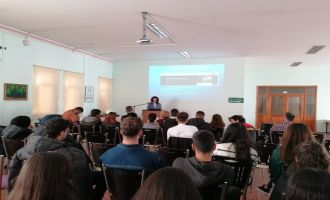 Üniversite öğrencilerine sosyal medyanın zararları anlatıldı.........