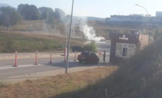 Üniversitenin girişinde otomobil alev alev yandı