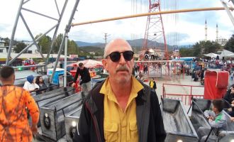 Üniversiteyi birincilikle bitiren makine mühendisi borcuna karşılık aldığı lunaparkı panayır panayır gezerek işletiyor