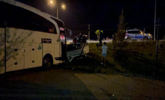 Uyuyakalan otomobil sürücüsü yoldan çıktı, otoparka daldı