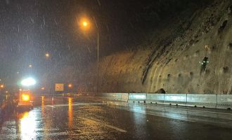 Vali Erkan Kılıç: 'Bölgede heyelan olmadı, yola akan su ve toprak bulunuyor'