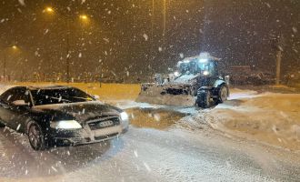 Vali Ümit;' Yol açma çalışmalarımız sürüyor. Yol güvenli hale geldiğinde tekrar trafik elbette açılacaktır'