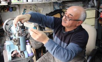 Vatandaşlar ayakkabı tamir ustalarının dükkanlarında yoğunluk oluşturdu