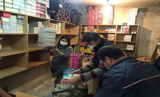 Vefat eden amcasının dükkanındaki giysileri hayır kurumlarına bağışladı