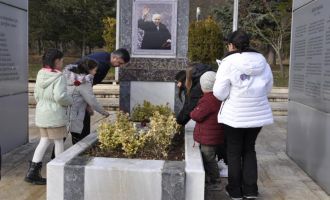 Vefatının 25'nci yılında minikler böyle andı: ‘O bizim İzzet Babamızdır’