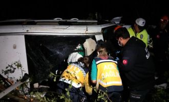 Virajı alamayan araç 10 metreden uçuruma yuvarlandı: 6 yaralı