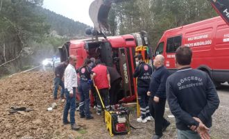 Virajı alamayan tır devrildi: 1 yaralı..