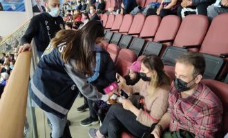 Voleybol maçını izlemeye gelen kadınlara KADES anlatıldı