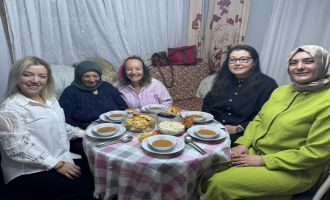 Yalnız yaşayan 70 yaşındaki engelli kadının sofrası şenlendi