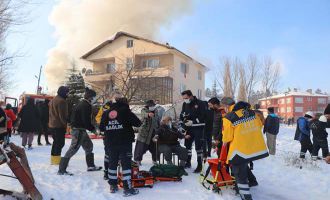 Yanan evde dumanların arasında mahsur kalan yaşlı çift son anda kurtarıldı