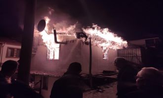 Yanan evden vatandaşların kurtardığı yaşlı adam hastanede hayatını kaybetti